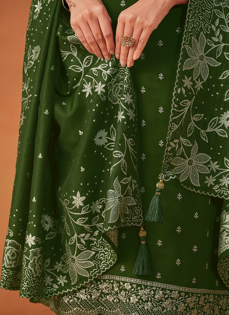 Improve your style with a green embroidered georgette semi-stitched salwar kameez set. image 3