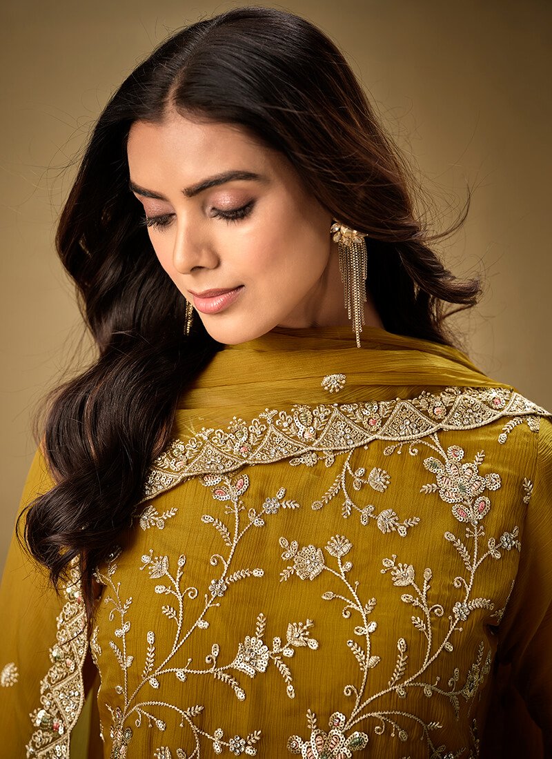 Experience elegance with Mustrad’s embroidered and Jarkan organza chiffon straight-cut salwar kameez. image 3