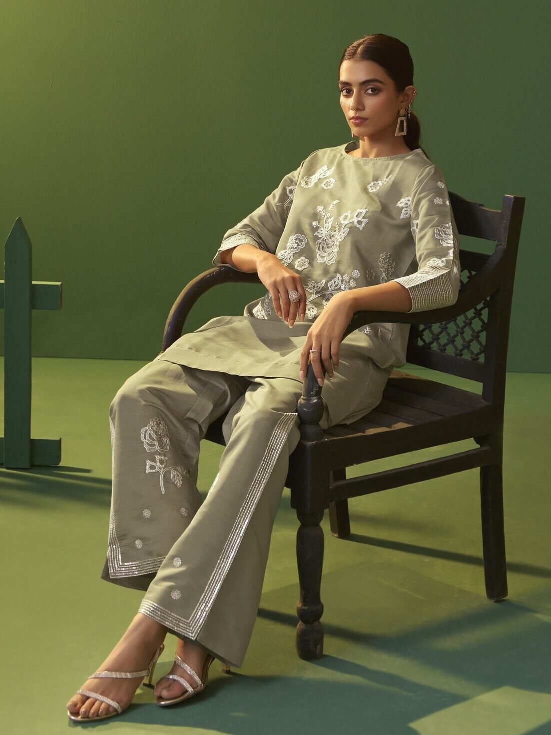 Improve your style with a grey embroidered Roman silk matching set. image 3