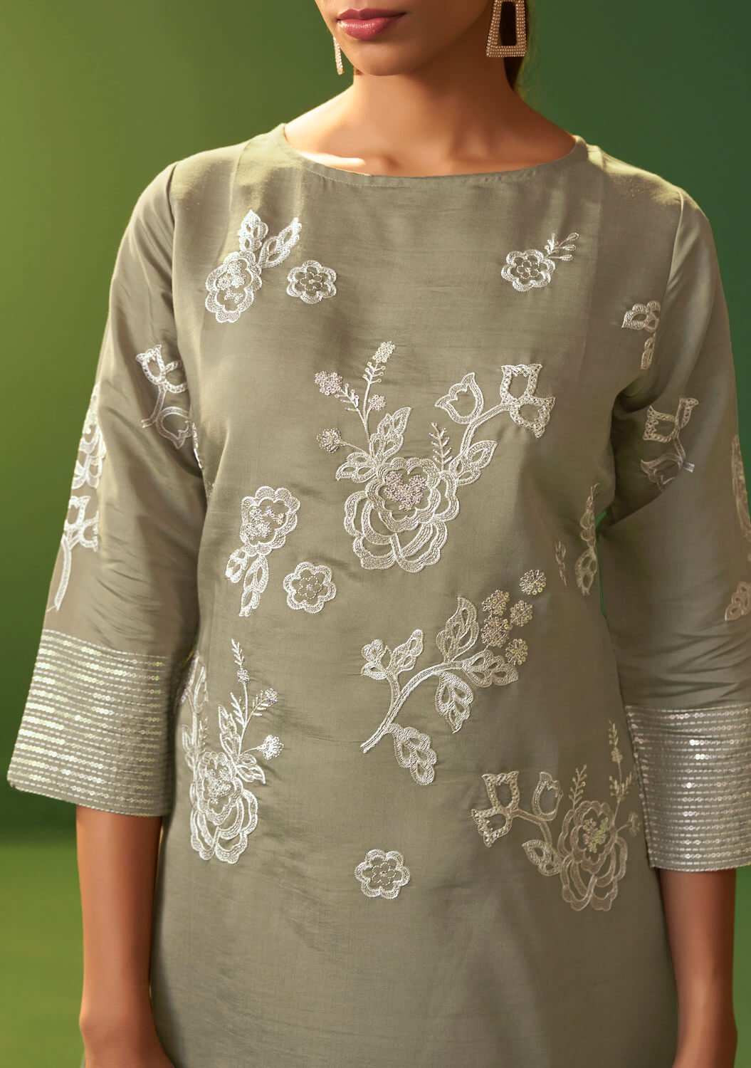 Improve your style with a grey embroidered Roman silk matching set. image 4