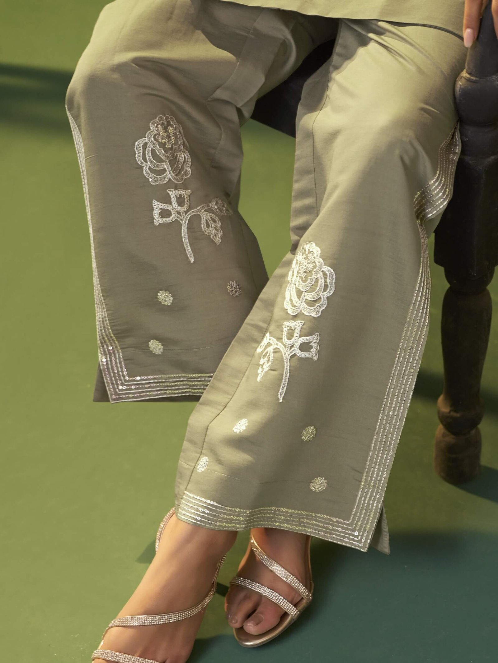 Improve your style with a grey embroidered Roman silk matching set. image 5