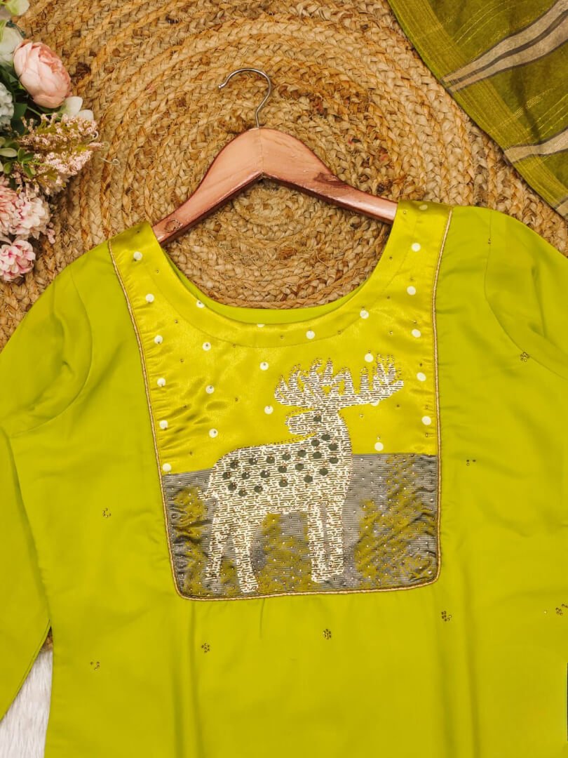 Upgrade your style with the Green Roman Silk Kurta and Pant Set, paired with a Zari Weaving Dupatta. image 4